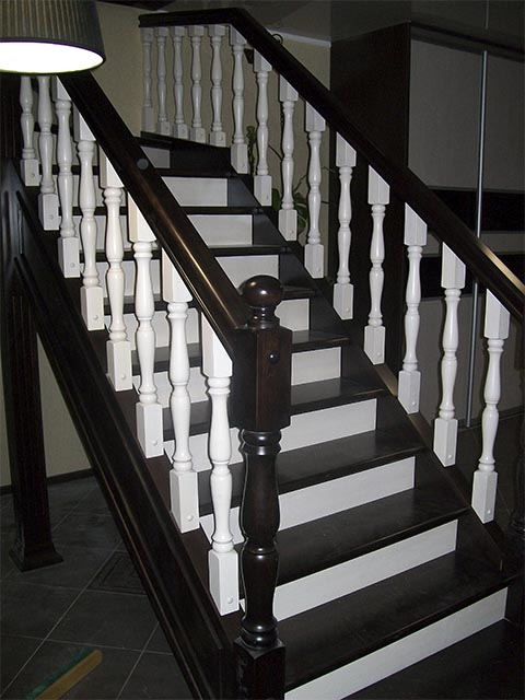Деревянные лестницы второго этажа