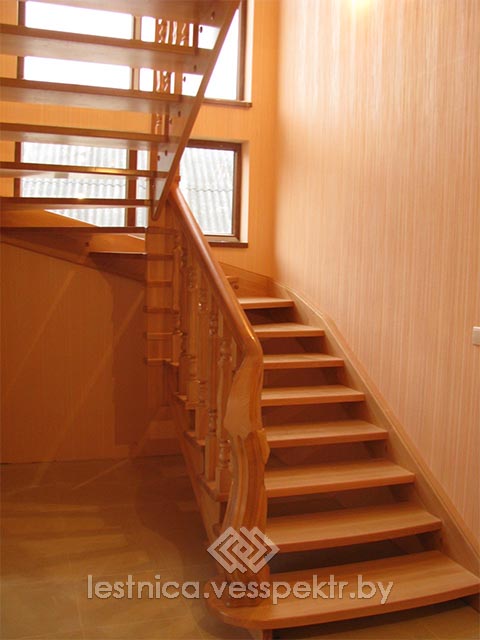Комбинированная лестница с деревянными поручнями