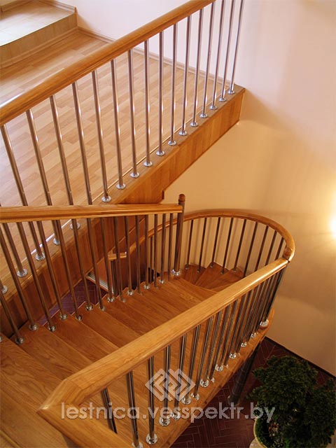 Комбинированная лестница с хромированными перилами