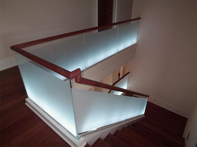 Лестница со стеклянными ограждениями с подсветкой