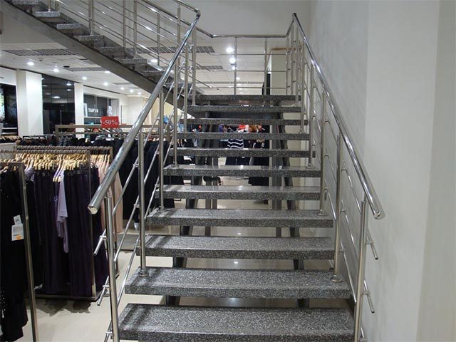Металлическая лестница для магазина