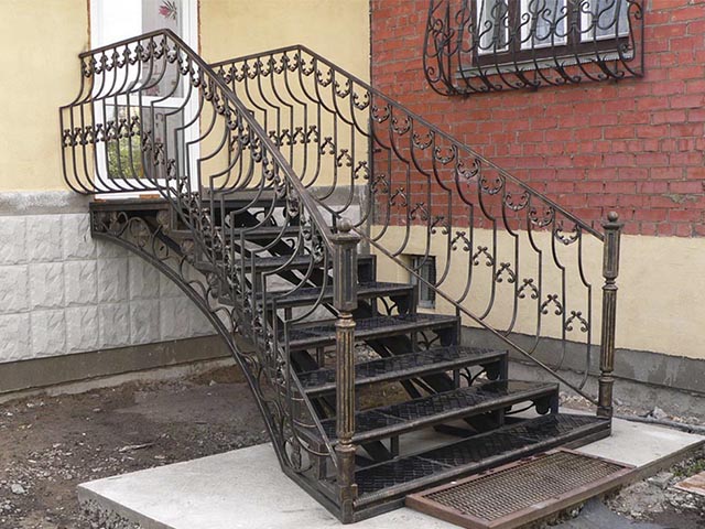 Металлическая лестница с элементами ковки на улице