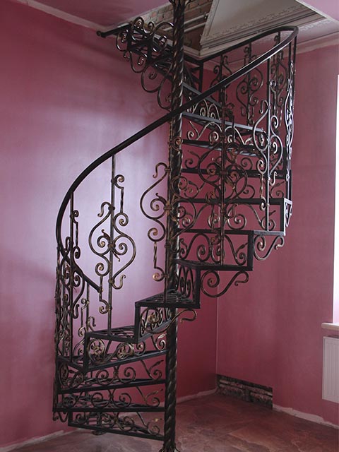 Винтовая металлическая лестница с элементами ковки